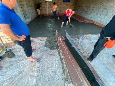 Заливка бетонного основания под гараж
